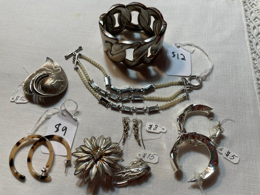 A lot of vintage jewelry