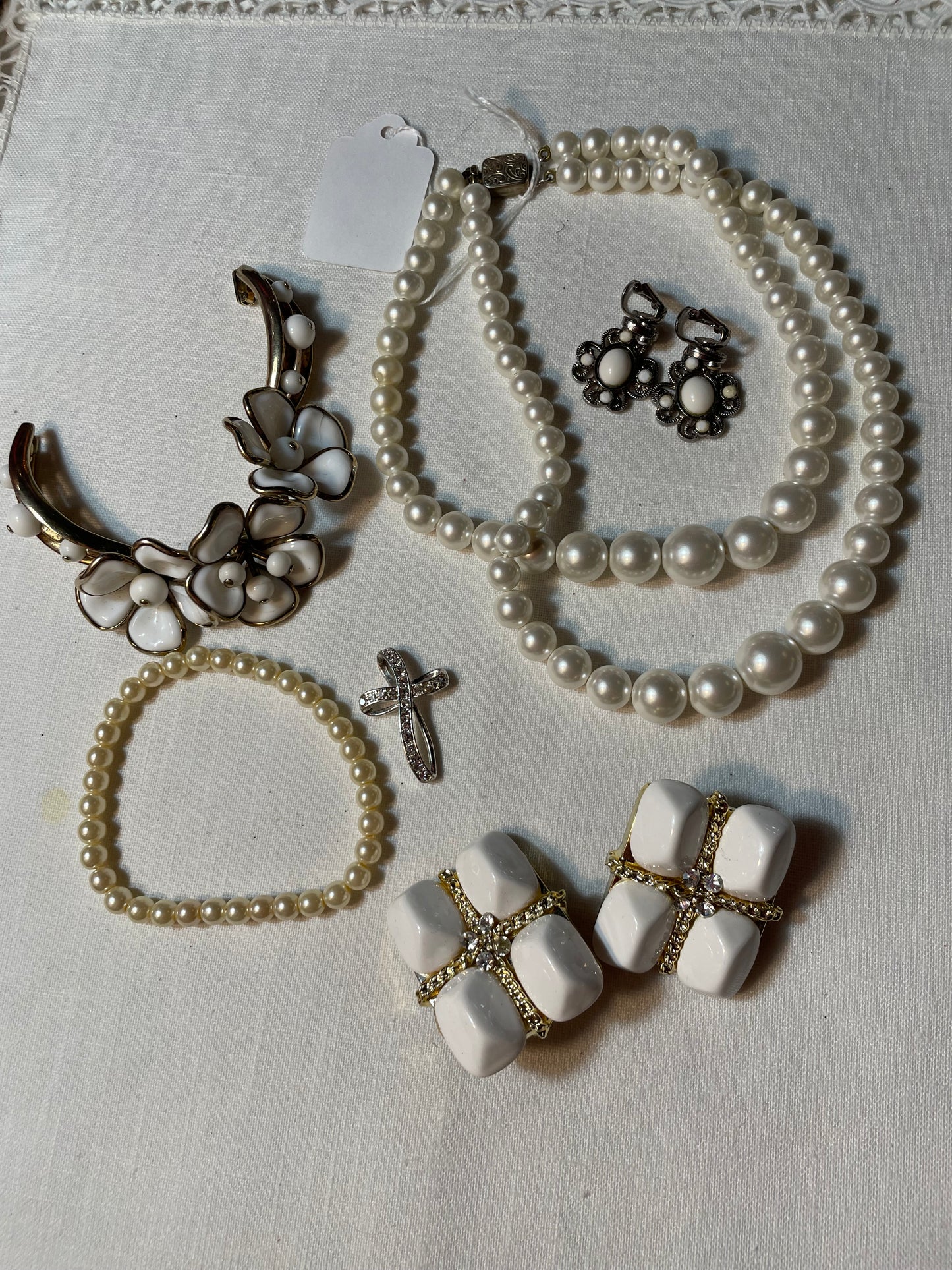 A lot of stunning vintage statement  jewelry